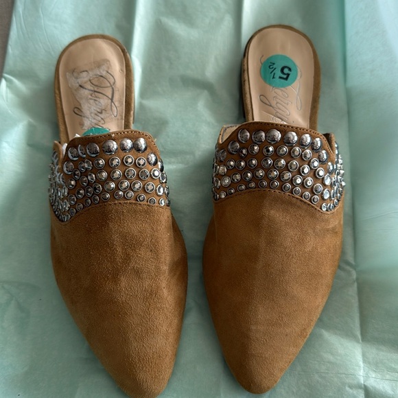 New Tan Suede Mules with Silver Accents FIRM on price Fergie real leather - Picture 7 of 17
